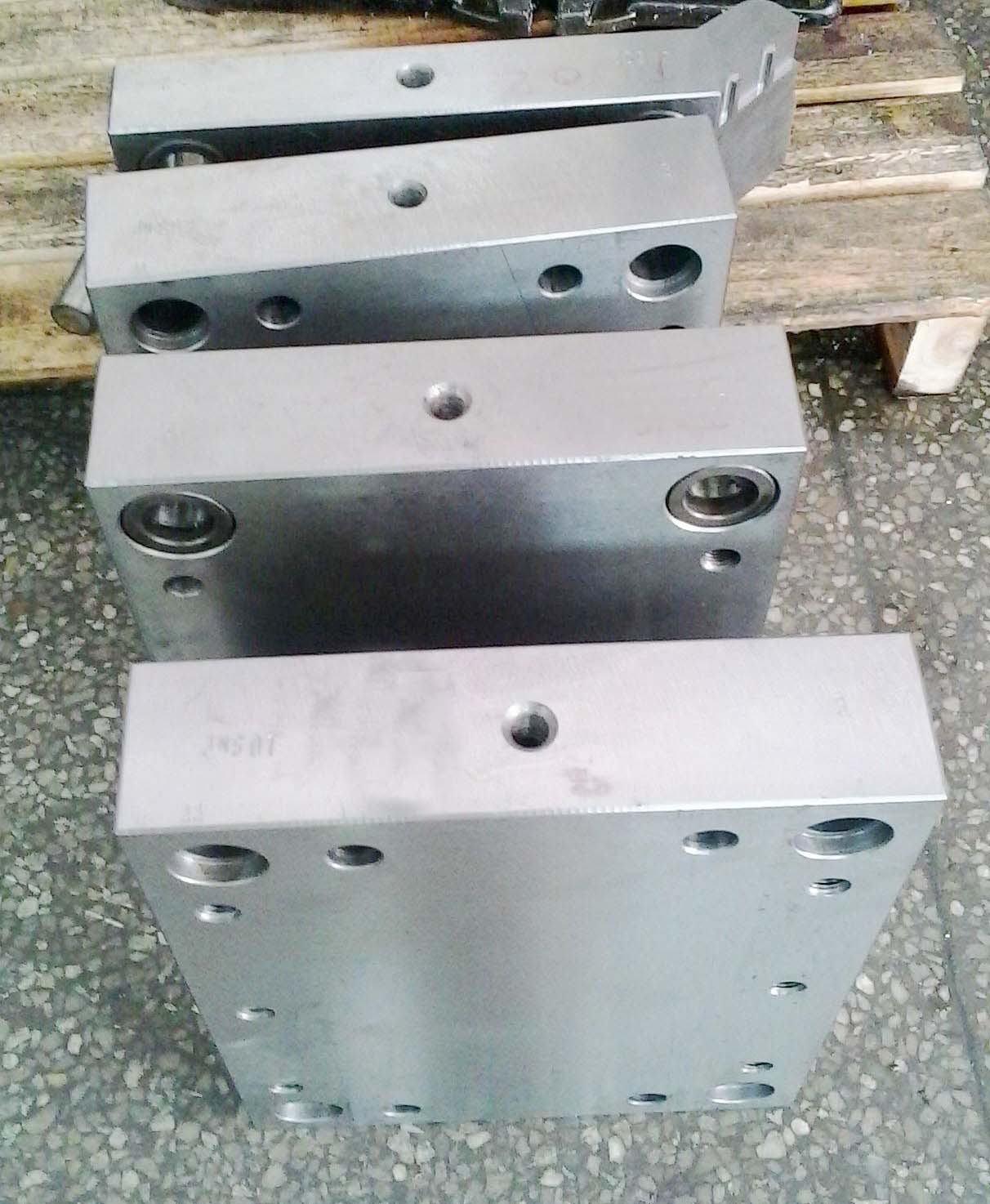 精密模具制造与塑胶注塑、吹塑模的应用